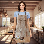 Personalisiert Kitchen Wood Rustic Daisy Schürze<br><div class="desc">Dieses Design kann personalisiert werden, indem Sie die Option Anpassen auswählen, um Text hinzuzufügen oder andere Änderungen vorzunehmen. Wenn dieses Produkt die Möglichkeit hat, das Design auf einen anderen Gegenstand zu übertragen, stellen Sie bitte sicher, dass das Design bei Bedarf angepasst wird. Kontaktieren Sie mich unter colorflowcreations@gmail.com , wenn Sie...</div>