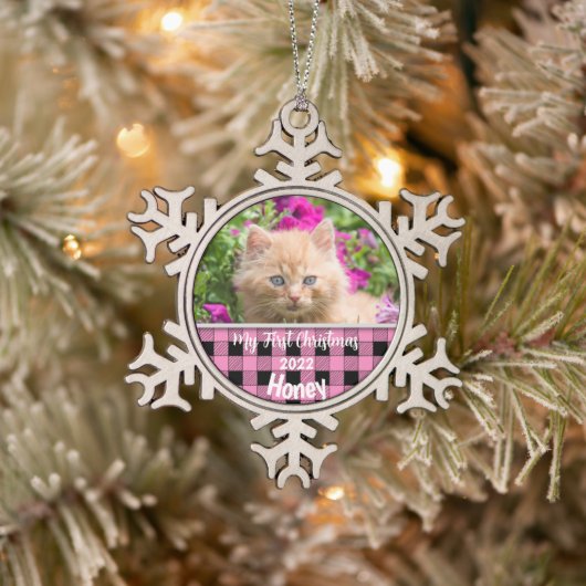 Personalisiert Kitten's First Christmas Pink Karo Schneeflocken Zinn-Ornament (Baum)