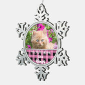 Personalisiert Kitten's First Christmas Pink Karo Schneeflocken Zinn-Ornament (Rechts)