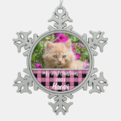 Personalisiert Kitten's First Christmas Pink Karo Schneeflocken Zinn-Ornament (Vorderseite)