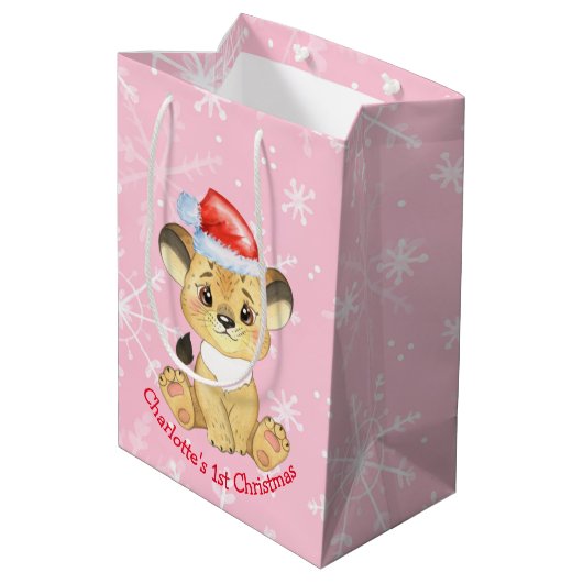 Personalisiert Lion 1. Weihnachtsmädchen Pink Mittlere Geschenktüte (Rückseite Schrägansicht)