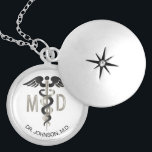 Personalisiert - M.D. Medizinisches Symbol Caduceu Medaillon<br><div class="desc">Personalisiertes M.D. Medizinisches Symbol Caduceus Necklace für Sie personalisieren. ✔ Hinweis: Nicht alle Vorlagenbereiche müssen geändert werden. 📌 Wenn Sie weitere Anpassungen benötigen, klicken Sie bitte auf den Button "Weitere Anpassungen vornehmen" oder "Design anpassen oder bearbeiten" und verwenden Sie unser Designwerkzeug, um die Größe, den Rotation, die Textfarbe, den Text...</div>