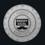 Personalisiert Man Cave Daddy Cool Dart Board Dartscheibe<br><div class="desc">Super cooles Dartboard für Daddy Cools Männerhöhle...  er wird es LIEBE! Ändern Sie die Hintergrundfarbe in die Anzug-Dekoration.</div>