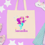 Personalisiert Mermaid Princess Niedlich Tragetasche<br><div class="desc">Dieses Design wurde mithilfe von digitaler Kunst erstellt und kann in dem Bereich personalisiert sein, der zur Verfügung gestellt wird, oder indem Sie den Klick wählen, um weitere Optionen anzupassen und den Namen, die Initialen oder die Wörter zu ändern. Sie können auch die Textfarbe und den Textstil ändern oder den...</div>