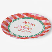Personalisiert Merry and Bright Red Checkered Pappteller (Schrägansicht)