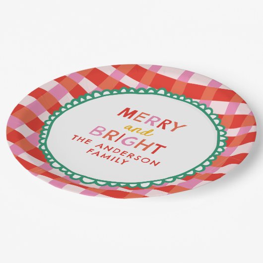 Personalisiert Merry and Bright Red Checkered Pappteller (Schrägansicht)