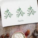 Personalisiert Mistletoe Geschirrtuch<br><div class="desc">Dieses Küchentuch ist geschmückt mit Aquarellmalerei und Beeren. Einfach mit Ihrem Namen oder Monogramm anpassbar. Ändern Sie mithilfe des Entwurfstools die Textgröße,  den Stil oder die Farbe. Wenn wir unsere Kunstwerke erstellen,  werden Sie dieses exakte Bild von anderen Designern nicht finden. Original Wasserfarbe © Michele Davies.</div>