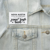 Personalisiert mit Firmenlogomitarbeitern Namensschild (Beispiel)