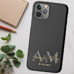 Personalisiert mit Name Black Gold Modern Monogram Case-Mate iPhone Hülle<br><div class="desc">Die Einführung des Personalisierten mit Name Black Gold Moderne Monogram iPhone Case - ein hoch entwickeltes und anpassbares Zubehör, das personalisierten Flair mit erstklassigem Telefonschutz kombiniert. Dieses monogramm Handy-Gehäuse verfügt über einen individuelle Name und ein Monogramm in stilvollem, handgeschriebenem kursivem Skript, das Ihnen ein Signaturbild bietet. Diese speziell für iPhone-...</div>