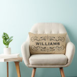 Personalisiert mit Name | VINTAG GEBLÜHT Lendenkissen<br><div class="desc">Shabby Chic Kissen mit elegantem,  schwarzen Scrollrahmen und eigenem Monogramm für einen Nachnamen oder eine andere Formulierung. Hintergrund hat ein neutrales Textur-Leinen / Beinschlitz Texturierung.</div>