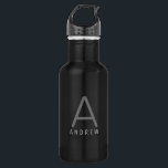 Personalisiert Modern Simple Black Gray Mit Monogr Edelstahlflasche<br><div class="desc">Personalisierter Name und Anfangsbuchstabe Edelstahl Wasserflasche mit einer Custom Monogram in einem modernen und minimalen klassischen Sans Serif Schriftart für ein einfaches, aber raffiniertes und männliches Aussehen. Auf einer schwarzen Metallflasche in Grau dargestellt, können die Textfarben und Schriftart gewechselt werden und mehrere Flaschenfarben sind in kleinen und großen Größen erhältlich....</div>