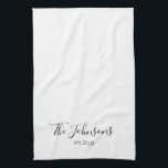 Personalisiert Moderner Familienname Minimalistisc Geschirrtuch<br><div class="desc">Personalisierte moderne,  einfache Skript minimalistisch individuelle Familienname und Dattelschablone Küche oder Teetuchgeschenk.</div>