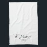 Personalisiert Moderner Familienname Minimalistisc Geschirrtuch<br><div class="desc">Personalisierte moderne,  einfache Skript minimalistisch individuelle Familienname und Dattelschablone Küche oder Teetuchgeschenk.</div>