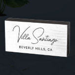 Personalisiert Moderner Name der Zuhause Residence Holzkisten Schild<br><div class="desc">Das elegante Tischschild aus Holz zeigt den Namen Ihrer Zuhause-Residenz in modernen und schicken,  handgeschriebenen,  schwarzen Schriftzeichen mit einfachen All-Caps-Ortsangaben. Personalisieren Sie Ihre Zuhause - Villa   Nachname oder ein anderer bevorzugter Titel - und die Lage der Stadt und des Staat.</div>