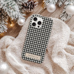 Personalisiert Name Black Vintag Gingham Kariert C iPhone 16 Hülle<br><div class="desc">Sie suchen ein stilvolles Design mit persönlicher Touch? Dieses klassische Gingham-Muster verleiht dem Gingham einen frischen, klaren Look mit einer modernen Drehung. Das zeitlose Schwarz-Weiß-Schachbrettmuster ist schlicht und einfach, perfekt für diejenigen, die minimalistische Stile Liebe. Fügen Sie Ihren Namen zum anpassbaren Typenschild für dieses zusätzliche Stück Personalisierung hinzu. Ob Sie...</div>