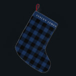 Personalisiert Name Blue Black Buffalo Kariert Rus Kleiner Weihnachtsstrumpf<br><div class="desc">Fügen Sie eine rustikale und gemütliche Touch zu Ihrem Urlaubsstil mit diesem Büffel karierten Weihnachtsfest-Strumpf mit einem klassischen Schachbrettmuster in Tiefsee und Schwarz. Die individuell anpassbare Manschette erlaubt es Ihnen, einen Namen oder eine spezielle Nachricht hinzuzufügen, was sie zu einer perfekten Ergänzung Ihres Weihnachtsmannes macht. Ob für Kinder, Erwachsene oder...</div>