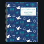 Personalisiert Name Dove Blue Menorah Hanukkah Notizblock<br><div class="desc">Dieses außergewöhnliche Notizbuch aus Graphen zeichnet sich durch ein ganz besonderes Hanukkah-Muster aus,  mit Menorahs,  Friedenstruppen und jüdischen Sternen,  die in aquamarinem Blau illustriert sind. Das Cover ist mit Ihrem Namen personalisiert,  sodass es ein perfektes Geschenk für die Urlaubssaison ist. Ideal,  um Notizen,  Skizzen oder Pläne zu verbinden.</div>
