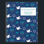 Personalisiert Name Dove Blue Menorah Hanukkah Notizblock<br><div class="desc">Dieses außergewöhnliche Notizbuch aus Graphen zeichnet sich durch ein ganz besonderes Hanukkah-Muster aus,  mit Menorahs,  Friedenstruppen und jüdischen Sternen,  die in aquamarinem Blau illustriert sind. Das Cover ist mit Ihrem Namen personalisiert,  sodass es ein perfektes Geschenk für die Urlaubssaison ist. Ideal,  um Notizen,  Skizzen oder Pläne zu verbinden.</div>