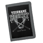 Personalisiert NAME Hockey Player Stick Puck Team Tri-fold Geldbeutel<br><div class="desc">Personalisiert NAME Hockey Player Stick Puck Team Design - Passen Sie Ihren Namen oder Ihren eigenen Text an!</div>