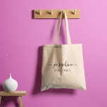 Personalisiert Name Lila Bridesmaid Tragetasche<br><div class="desc">Zeigen Sie mit unserer "Personalisierten, eleganten Schreibschrift Name Bridesmaid" Custom Tote Bag Ihre Hochburgen zu schätzen. Diese Tasche ist mit einem eleganten Script-Schriftart ausgestattet, der den Namen jeder Brautjungfrau zeigt und Ihren Brautparty-Geschenken eine persönliche Touch verleiht. Passen Sie es mit ihren Namen an, und Sie haben ein nachdenkliches und praktisches...</div>