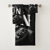 Personalisiert NAME Old Revolvers Gun Shop Feuerwa Badhandtuch Set (Insitu)