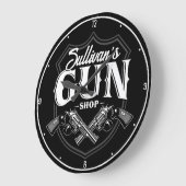 Personalisiert NAME Old Revolvers Gun Shop Feuerwa Große Wanduhr (Winkel)