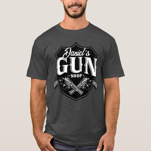 Personalisiert NAME Old Revolvers Gun Shop Feuerwa T-Shirt (Vorderseite)