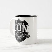 Personalisiert NAME Old Revolvers Gun Shop Feuerwa Zweifarbige Tasse (Vorderseite Links)