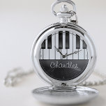 Personalisiert NAME Pianist Piano Keys Music Teach Taschenuhr<br><div class="desc">Passen Sie dieses einmalige Geschenk des Individuelle Namen Pianisten oder Klaviermusiklehrers an. Perfekte Ergänzung zu Ihrem musikalischen Dekor! Personalisiert mit Ihrem Namen oder benutzerdefinierten Text! Perfektes Geschenk für diese besondere Person in Ihrem Leben. Klavierlehrer - Keyboarder - Keyboard - Musiker</div>