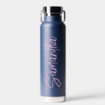 Personalisiert Name Script Typografy Simple Trinkflasche<br><div class="desc">Dieses Design kann in dem Bereich personalisiert werden, der durch das Ändern des Fotos und/oder Textes zur Verfügung gestellt wird. Sie können auch angepasst werden, indem Sie auf Vorlage personalisieren klicken und dann auf die Schaltfläche klicken, um weitere Optionen anzupassen, um die Hintergrundfarbe zu löschen oder zu ändern, Text hinzuzufügen,...</div>