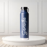 Personalisiert Name Script Typografy Simple Trinkflasche<br><div class="desc">Dieses Design kann in dem Bereich personalisiert werden, der durch das Ändern des Fotos und/oder Textes zur Verfügung gestellt wird. Sie können auch angepasst werden, indem Sie auf Vorlage personalisieren klicken und dann auf die Schaltfläche klicken, um weitere Optionen anzupassen, um die Hintergrundfarbe zu löschen oder zu ändern, Text hinzuzufügen,...</div>