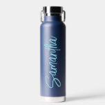 Personalisiert Name Script Typografy Simple Trinkflasche<br><div class="desc">Dieses Design kann in dem Bereich personalisiert werden, der durch das Ändern des Fotos und/oder Textes zur Verfügung gestellt wird. Sie können auch angepasst werden, indem Sie auf Vorlage personalisieren klicken und dann auf die Schaltfläche klicken, um weitere Optionen anzupassen, um die Hintergrundfarbe zu löschen oder zu ändern, Text hinzuzufügen,...</div>