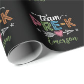 Personalisiert Name Team Pre-K Pre-School Lehrer Geschenkpapier (Rolleneckpunkt)