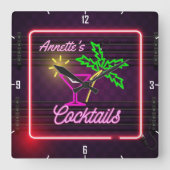 Personalisiert NAME Tropischer Neon Style Cocktail Quadratische Wanduhr (Vorderseite)