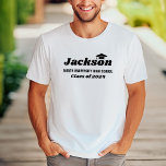 Personalisiert Name White Class 2024 Abschluss T-Shirt<br><div class="desc">Moderne, weiße, benutzerdefinierte Abschluss T - Shirt Design zeigt den Vornamen des Absolventen in fett schwarz dekorativen Stil mit Gradcap-Akzent (kann bei Bedarf neu positioniert werden) und minimale Klassen-Jahr-und Schulname-Formulierung, die mit den Informationen Ihres Abschlusses personalisiert werden kann. Beachten Sie, dass die T-Shirt Farben und Stil können alle geändert werden....</div>