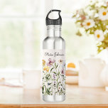Personalisiert Name Wildblume Garten Edelstahlflasche<br><div class="desc">Bringen Sie mit unserer Wildblume Garden Steel Water Flasche eine Touch Naturschönheit in Ihren Raum. Entdecken Sie eine schöne Sammlung von bunten Blüten bringen den Charme der Natur. Personalisieren Sie es mit Ihrem Namen. Gut als Geschenk für Natur- und Blume-Liebhaber.</div>