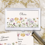 Personalisiert Name Wildblume Garten Visitenkarten Dose<br><div class="desc">Hier finden Sie unsere Personalisierte Name Wildblume Garden Business Card Case. Entdecken Sie eine reizvolle bunt Blüten bringen den Charme der Natur. Sie können Ihren Familiennamen hinzufügen. Gut als Geschenk für Natur- und Blume-Liebhaber.</div>