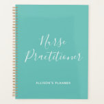 Personalisiert Nurse Practitioner Aquamarines Whit Planer<br><div class="desc">Behalt mit dem Personalisierten Nurse Practitioner Aquamarin White Script Planner mit deinem geschäftigen Zeitplan im Stil auf. Es ist ein modernes Design mit dem Text "Krankenpfleger Praktizierende" in großen weißen trendy handgeschriebenen Skript zentriert auf der Vorderseite der pastellfarbenen aquamarinen Hintergrund. Der Name ist auf der anderen Seite. Klicken Sie auf...</div>