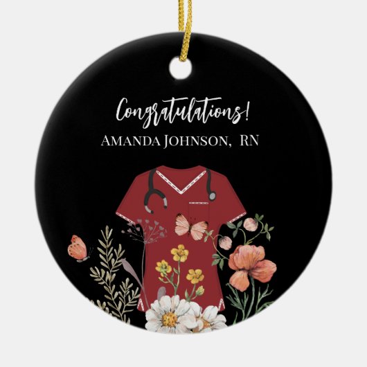 Personalisiert Nurse RN LPN NP Maroon Scrubs Keramik Ornament (Vorne)