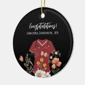 Personalisiert Nurse RN LPN NP Maroon Scrubs Keramik Ornament (Links)