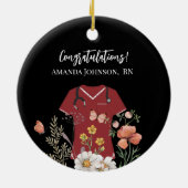 Personalisiert Nurse RN LPN NP Maroon Scrubs Keramik Ornament (Hinten)
