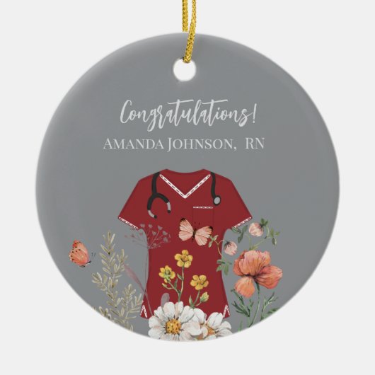 Personalisiert Nurse RN LPN NP Maroon Scrubs Keramik Ornament (Vorne)