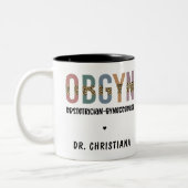 Personalisiert OBGYN Obstetriker Gynäkologe Zweifarbige Tasse (Links)