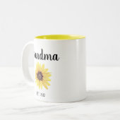 Personalisiert Oma Est. Farbige Sonnenblume Zweifarbige Tasse (Vorderseite Links)
