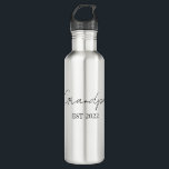 Personalisiert "Opa Est. [Jahr]" Wasserflasche Edelstahlflasche<br><div class="desc">Feiern Sie das Jahr wurde er ein Großvater mit diesem Brauch "Opa Est. [Jahr]" Wasserflasche, die perfekte Mischung aus sentimental und praktisch. Egal ob Erstgroßvater oder erfahrener Profi, diese schlanke und langlebige Flasche ist ein durchdachtes Geschenk, das er jeden Tag zu schätzen weiß. 💧 Features: Personalisiert mit dem Jahr, in...</div>