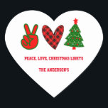 Personalisiert Peace Liebe Christmas Lights Green  Herz-Aufkleber<br><div class="desc">Dieses lustige Design sagt Peace Liebe und Christmas Lights. Die Einrichtung ist mit einem Schild für die Ruhe,  einem karierten roten und schwarzen Büffel und einem Weihnachtsbaum mit Lichtern ausgestattet. Personalisieren Sie diese,  indem Sie Ihren Namen hinzufügen. Sie können auch das Sprichwort ändern.</div>