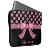 Personalisiert Pink Black Polka Dot Ribbon Bow Laptopschutzhülle (Vorne Rechts)