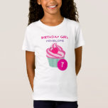 Personalisiert Pink Cupcake Birthday Girl T-Shirt<br><div class="desc">Grafische Kunst / Illustration eines leckeren rosa Kuchens mit Wirbel des Vereisens auf der Oberseite und einer niedlichen,  heißen Rosa,  Polka Dot Kirsche. Der Boden ist mit grünen und weißen Streifen bedeckt. Geburtstagsmädchen geschrieben und Sie können mit ihrem Namen und Alter personalisieren.</div>