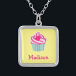 Personalisiert Pink Cupcake WIth Polka Dot Cherry Versilberte Kette<br><div class="desc">Grafische Kunst / Illustration eines leckeren rosa Kuchens mit Wirbel des Vereisens auf der Oberseite und einer niedlichen,  heißen Rosa,  Polka Dot Kirsche. Der Boden ist mit grünen und weißen Streifen bedeckt. Gelber Hintergrund. Personalisieren mit einem Namen.</div>