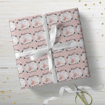 Personalisiert Pink Kariert Baby Birthday Foto Geschenkpapier<br><div class="desc">Unser rosafarbenes Baby-Geschenkpapier-Design zeigt Ihr Lieblings-Baby-Foto und ist personalisiert mit dem Namen eines Kindes und dem Geburtstag. Ändern Sie den Namen und "1. Geburtstag" zu dem,  was Sie wollen. Das Design ist Set auf einem rosa karierten Hintergrund. #NewBaby #itsAGirl #GiftWrap</div>